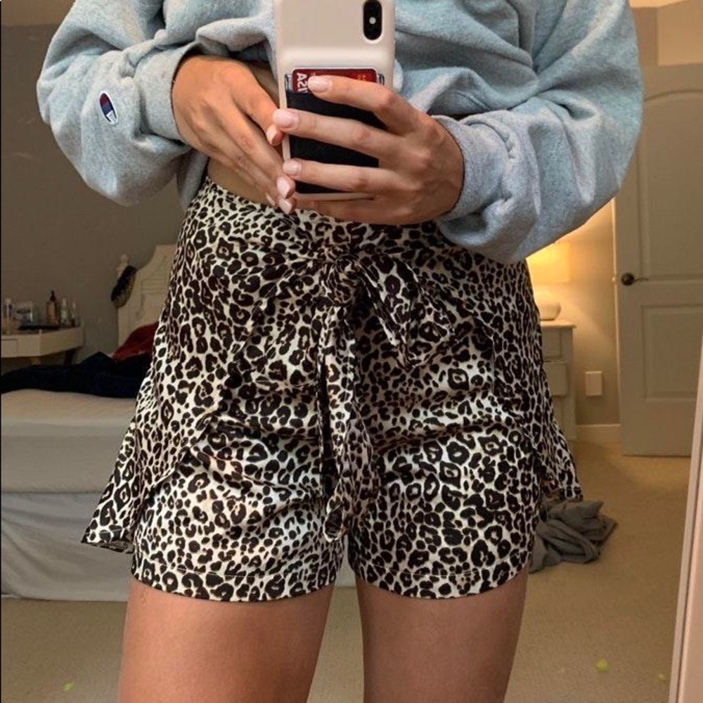 Francesca flowy Leopard shorts